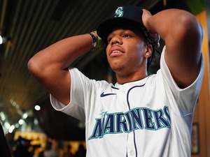 【MLB】「衝撃的だ」マリナーズの逸材“両利き投手”がプロデビュー　メジャー公式も熱視線「右で99マイル、左で92マイルを計測」 画像