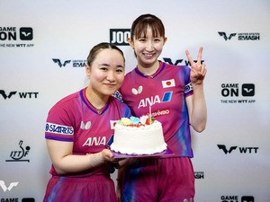 伊藤美誠、早田ひなへ25歳の誕生日サプライズで満面笑顔　“みまひな”ペアのダブルス復活戦はインドペアに逆転勝ち【卓球・USスマッシュ】 画像