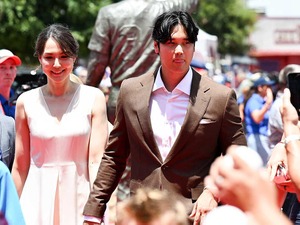 【MLB】大谷翔平、真美子夫人と2年目のレッドカーペットへ……長女は不参加「まだ歩けない」　昨年は“デコピンスーツ”でも話題に 画像