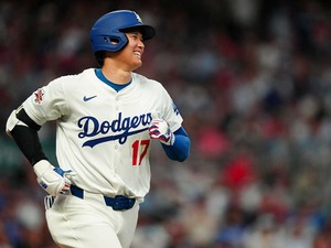 【MLB】大谷翔平、ポール際の特大ファールにヘルメット叩いて苦笑い　公式も“AS幻の本塁打”に笑顔「アーチを逃して悔しがった」 画像