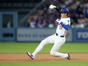 【MLB】大谷翔平、11試合ぶり今季13個目の盗塁　送球が「みぞおち直撃」でうずくまるも……大事には至らず 画像