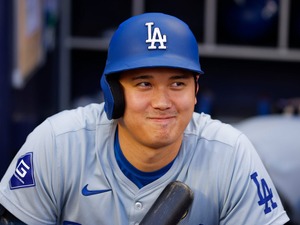 【MLB】「オオタニと二塁上で競演」大谷翔平、レッズの“怪物内野手”との再会に公式も注目　適時二塁打直後の談笑シーンが話題 画像