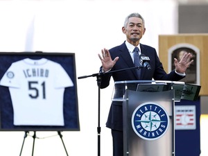 【MLB】イチロー氏、永久欠番セレモニーで「レッツプレイボール！」　“愛弟子”フリオが2打席連続アーチで祝福 画像