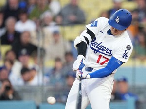 【MLB】「あれをあそこまで飛ばす？」大谷翔平の片手打ち41号、中継が捉えた相手先発の“呆れ顔”に注目 画像