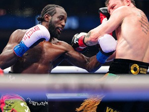クロフォード、カネロ撃破で“史上初”3階級での4団体統一王者に輝く　米メディアも称賛「7万482人の観客らに前で……」 画像