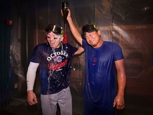 【MLB】「シャンパンは口から飲むより……」今永昇太の“珍言”炸裂、鈴木誠也は「コンタクトが吹っ飛んだ」 PS進出決定で美酒浴びる 画像