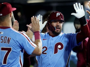 【MLB】「タイミングを合わせただけ」2冠シュワーバーお目覚め、山本由伸とカーショーから2発　PS通算本塁打は「23」となり歴代3位に浮上 画像