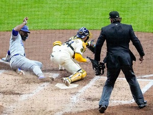 【MLB】「一体何が起きたんだ？！」ドジャースvs.ブルワーズ戦、満塁“8-6-2”センターゴロ併殺の珍事にファン騒然 画像