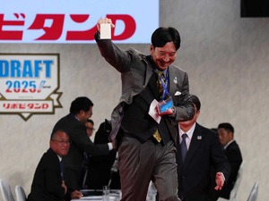藤川球児監督が「火の玉ストレートの右手」で立石正広を引き当てる　“元阪神監督対決”を制し反響「勝利の女神は微笑んだ」【プロ野球ドラフト会議2025】 画像