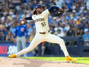 【MLB】今季17勝ブルワーズのエース右腕、有力な移籍先にドジャース浮上か　「ロバーツ監督にとってうれしい悩み」と米メディア 画像