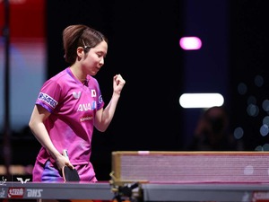 平野美宇、孫穎莎との“交流”に現地メディア熱視線「一挙手一投足に魅了」　チームメイトの世界女王がベンチで戦況見守る 画像