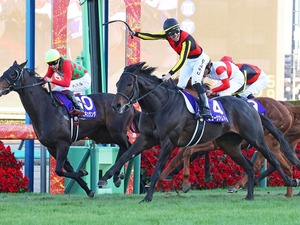 【有馬記念】「レースを支配した」C.デムーロの“神騎乗”ジョッキーカメラ　レガレイラ＆ルメールもお手上げ「バックミラーついてる？」 画像