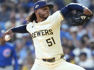 【MLB】ドジャースの大型補強は止まらない？　次なるターゲットはブルワーズのタフネス右腕か……「先発陣の耐久性に懸念」と米メディア 画像