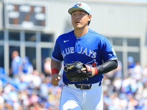 【MLB】「岡本和真の守備には驚かされる」痛烈“164キロ”三ゴロを鮮やか横っ飛び　フェン直二塁打で打撃も順調アピール 画像