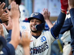 【MLB】「新しいことを学ぼうとしている」ベッツ、山本由伸の“やり投げトレーニング”を取り入れる……矢田修氏に指導求め、打撃復活を目指す 画像