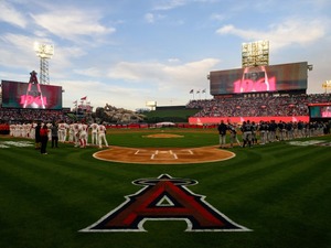 【MLB】「これがエンゼルス・ベースボールだ」2年連続の珍事、国歌斉唱に戦闘機が間に合わず　歌手がクライマックスを溜めに溜めて尺調整も…… 画像