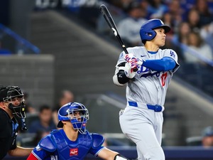 【MLB】大谷翔平、新人捕手と思わぬ“衝突”アクシデントで左腕を痛がる仕草　まさかの牽制送球時に…… 画像