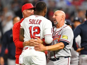 【MLB】「ワイス監督、何してるんだ」62歳のブレーブス指揮官、エンゼルスとの大乱闘で大暴れのソレアに“全力タックル”　米メディア騒然 画像