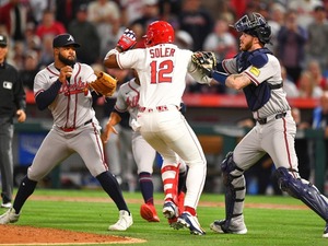 【MLB】エンゼルス戦で大乱闘勃発　先制アーチのソレア、死球後の内角球にブチ切れ……マウンド付近でブレーブス右腕と殴り合い 画像