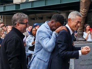 【MLB】イチロー氏、自身の銅像“バットが折れる”ハプニングも……除幕式後には守備練習「彼の日常は変わらない」 画像
