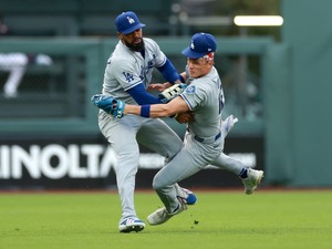 【MLB】ドジャース冷や汗……テオスカーとコールが捕球時に激突で敵地悲鳴　山本由伸が初回に捕まり3失点 画像
