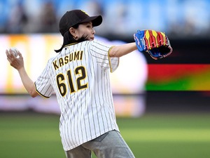 石川佳純さんがパドレス×ドジャース戦で始球式「楽しく忘れられない日」　MLB初観戦を報告、松井裕樹との2ショットも披露 画像