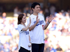 りくりゅうペアが始球式登場で「ドジャースの試合に華を添えた！」　“チェアリフト”に反響、山本由伸＆佐々木朗希と3ショットも【フィギュア】 画像