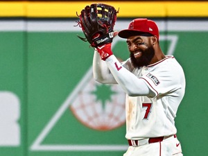 【MLB】アデルがフライを“頭で受けて”打球がスタンドイン……まさかの本塁打アシストに米記者驚愕「彼は守備に一生懸命取り組んできたが……」 画像