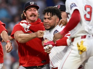 【MLB】「黙って座ってろ」挑発受けた“問題児”コントレラスがブチ切れ……Rソックス戦で乱闘騒ぎ、前日被弾のマイコラスも退場処分に 画像