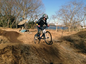 ペダルをこがないで進むパンプトラックで驚異のライディングを身につけよう 画像