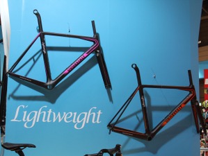 ライトウェイト唯一のロードフレーム「ウルグシュタルト」のワンオフモデルが展示 画像