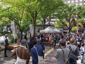 ファッションとスポーツが融合したツイード・ラン 画像