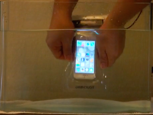 水中でスマホをタッチできる「タッチバッグ」登場　バンクーバー発 画像