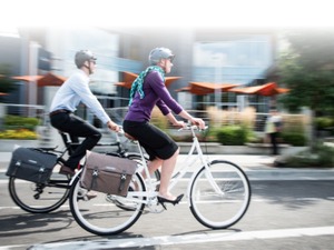 ORTLIEB（オルトリーブ）は自転車キャリアに簡単脱着 画像