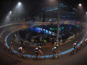 エティックス・クイックステップのチーム発表会はトラック競技でマジバトル 画像