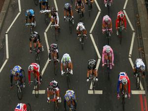 【なくせ！自転車事故】後続の自転車仲間に「止まります」という意志を伝える 画像
