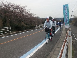 【なくせ！自転車事故】駐車車両をパスするときは「走行ラインを変える」という意志を発信を 画像