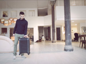 ファスナーのない新しいトランクは重量計やGPS、スマホ充電用バッテリーも搭載 画像