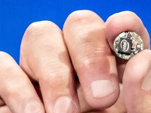 【CES 2015】進む小型化! インテルがボタン大のウェアラブル用モジュールを発表 画像