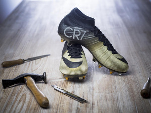 C・ロナウドにダイヤが散りばめられた「マーキュリアルCR7 レアゴールド」…ナイキが贈呈 画像