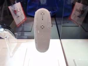【ウェアラブルEXPO15】アドバンスト・メディア、音声認識・音声対話に特化したバッジ型ウェアラブル端末 画像