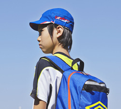 子どもにも収納場所が分かりやすいサッカー用バックパック　デサント 画像