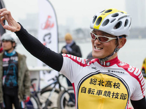 【シクロクロス東京15】弱虫ペダル作者・渡辺航がエンデューロに出走　ファンの声援に応えて激走 画像