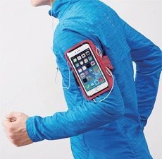 腕にスマホを装着してスポーツを可能に…アームバンド型ケース　エレコム 画像