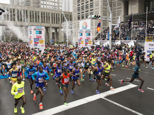 【東京マラソン15】東京都庁前、30分超かけ3万6000人がスタート 画像