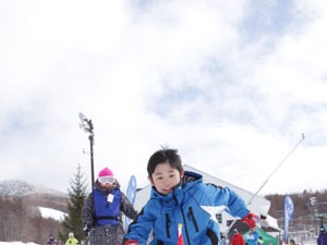 弁護士タレント八代英輝や元五輪代表がゲレンデで子供たちとふれあう。3月1日に那須塩原で 画像