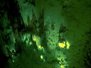 闇夜にアイスクライミング…幻想的で美しい 画像