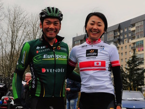 新城幸也が女子の日本チャンピオン萩原麻由子をフランスのレースで激励 画像