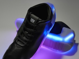 LEDが巧みに光るスマートシューズ「Orphe」が夜のランニングをサポート 画像