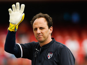 【サッカー】元ブラジル代表GKセニがフリーキックを決め、キーパーによる得点記録を127に伸ばす 画像